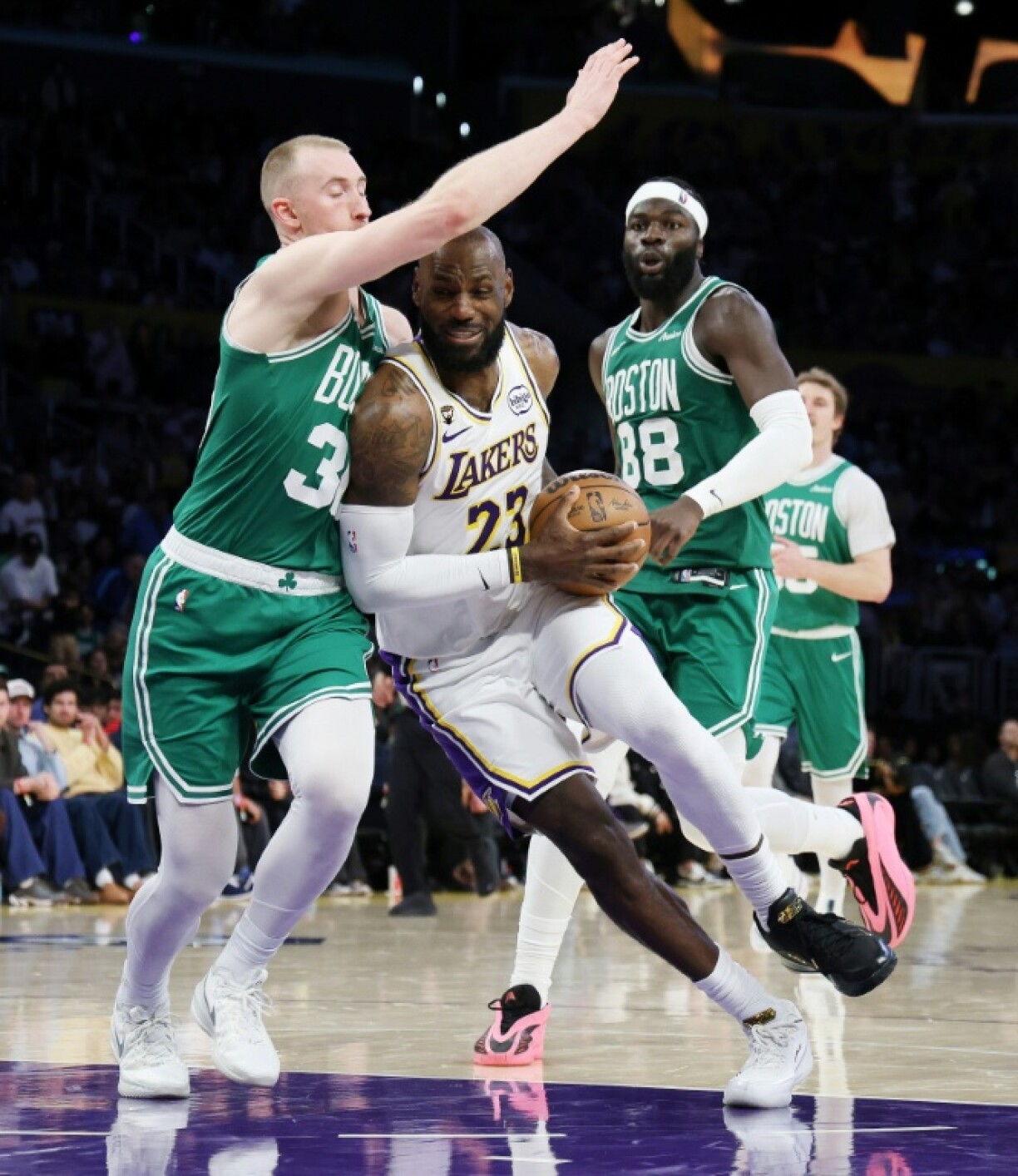 LeBron James (c) lors du match NBA des Los Angeles Lakers contre les Boston Celtics, le 22 février 2026 à Los Angeles