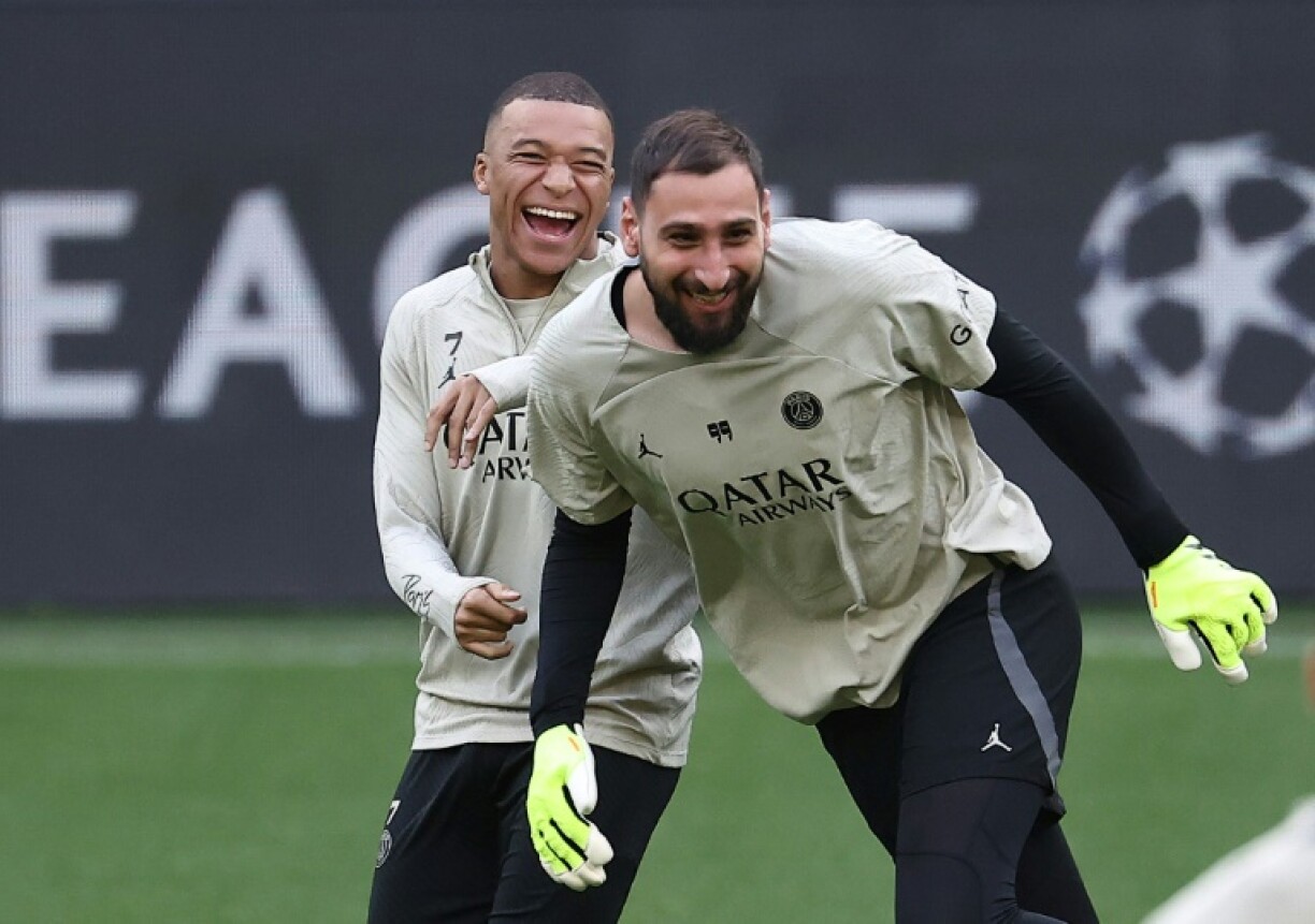 Kylian Mbappé (à gauche) et Gianluigi Donnarumma tout sourire à l'entraînement, le 30 avril 2024 à Dortmund