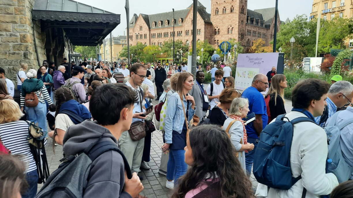 Plus de 200 personnes patientent devant la boutique officielle à la gare de Metz. Depuis 7h00, la file est alimentée