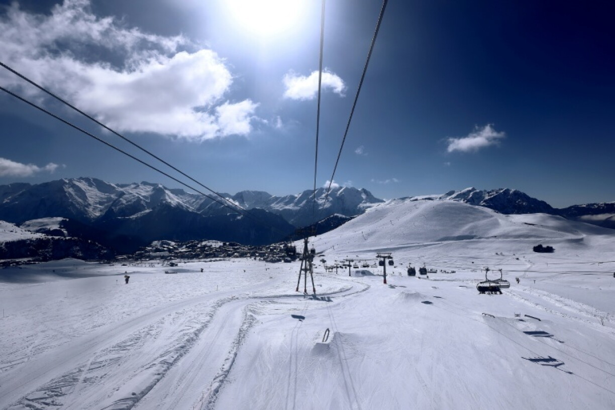 Frankreich hat sich nach elf Jahren erstmals wieder den Spitzenplatz der meistbesuchten Skidestinationen erobert. Die französischen Skiorte verzeichneten in der Saison 2025/2026 einen Anstieg der Besucherzahlen um 2,4 Prozent.