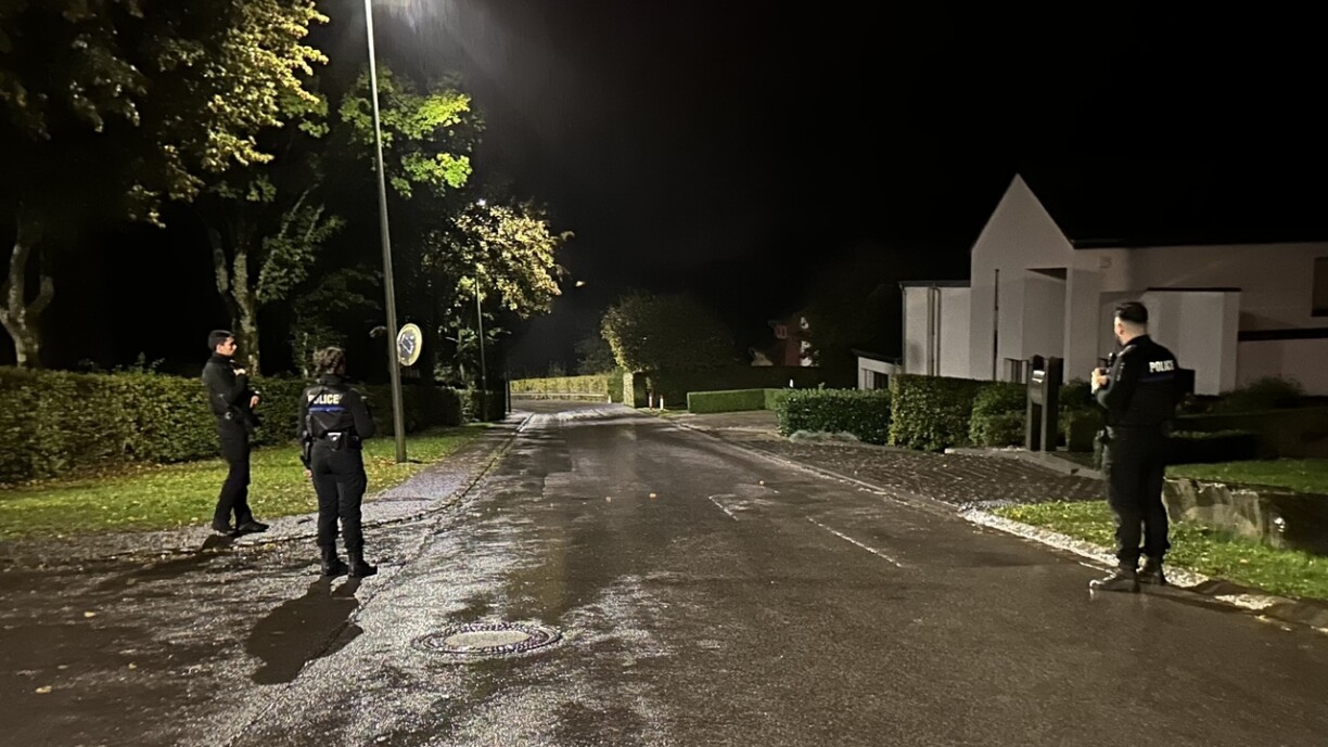 D'Police hat e gréissere Perimeter ëm d'Haus opgeriicht.