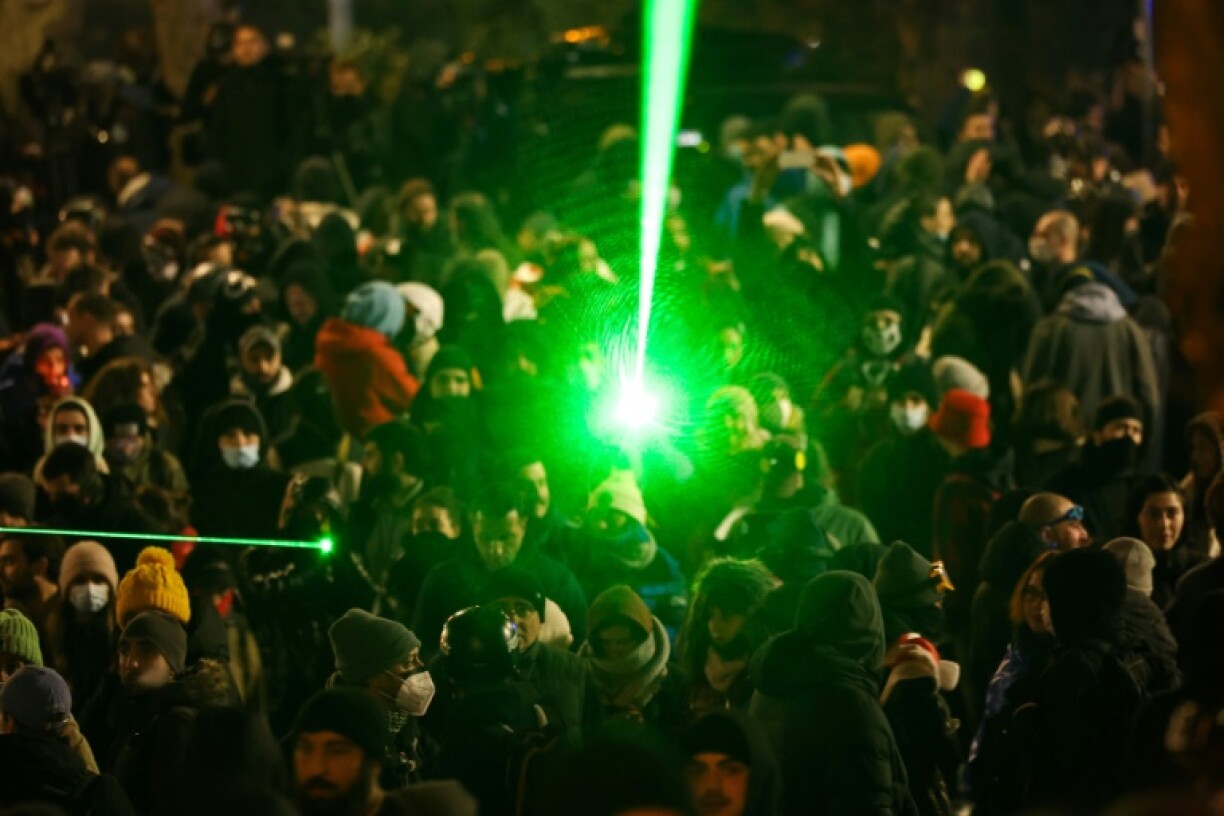 The prime minister has labelled the protesters as 'violent groups'