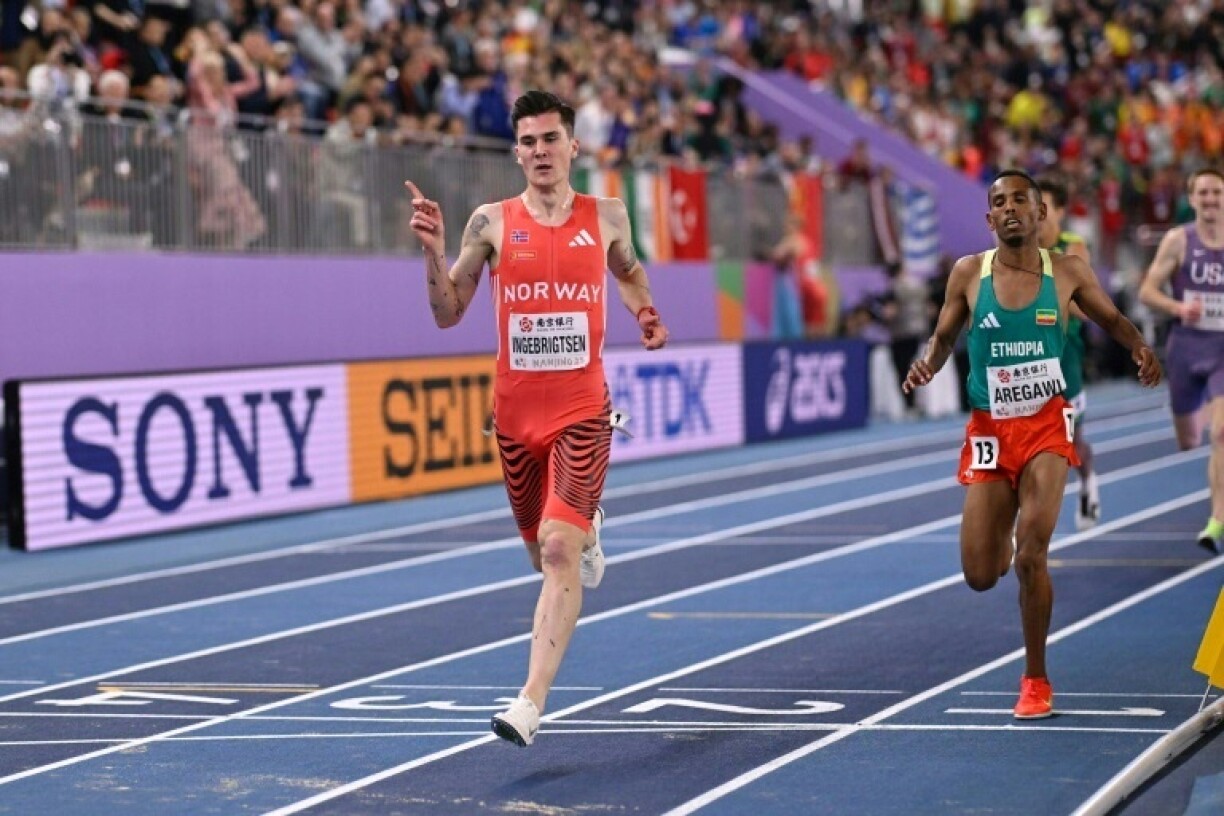 Norway's Jakob Ingebrigtsen (L) surged to victory in the men's 3,000m final ahead of Ethiopian Berihu Aregawi