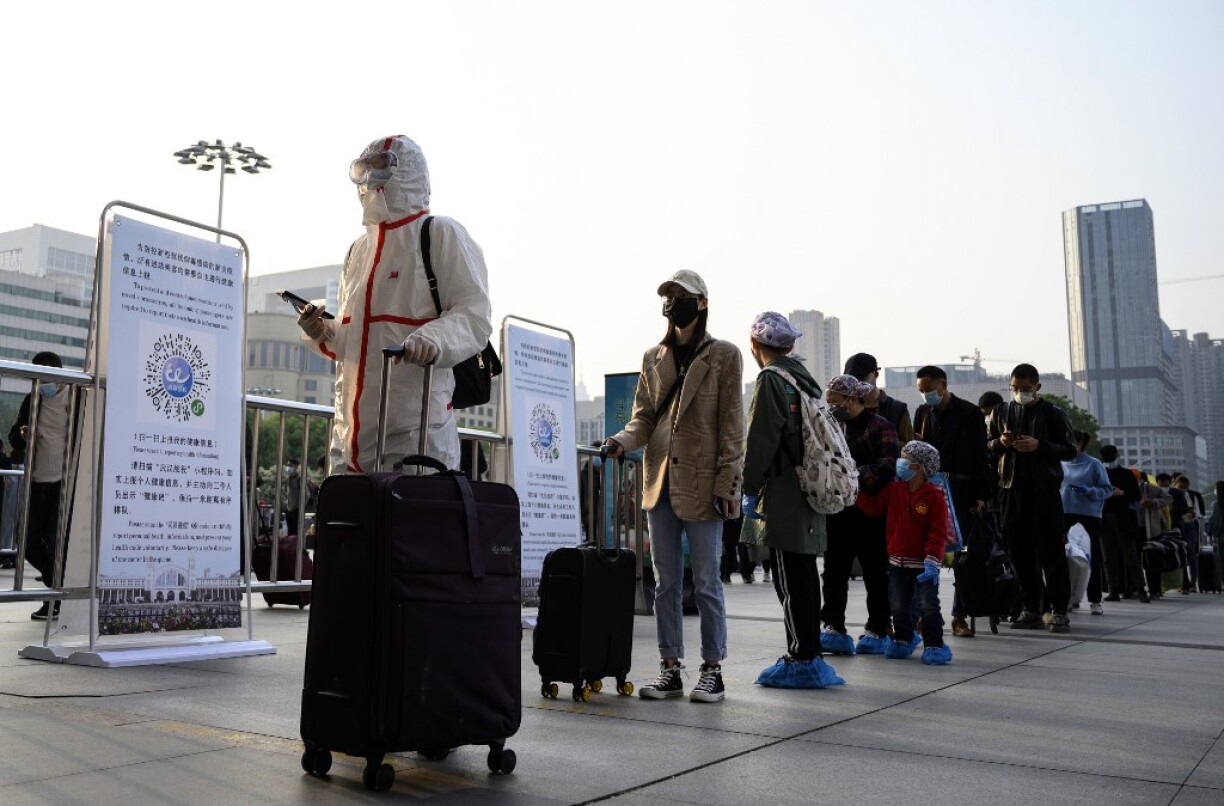Des voyageurs faisant la queue pour accéder aux premiers trains quittant la ville de Wuhan.