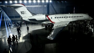 Un Falcon 10X présenté au siège de Dassault, à Bordeaux, le 10 mars 2026