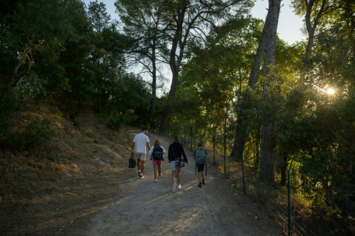 Des enfants de l'école de Pomas dans l'Aude qui été détruite par une tornade rejoignent avec leurs parents une école provisoire pour la rentrée des classes le 1er septembre 2026