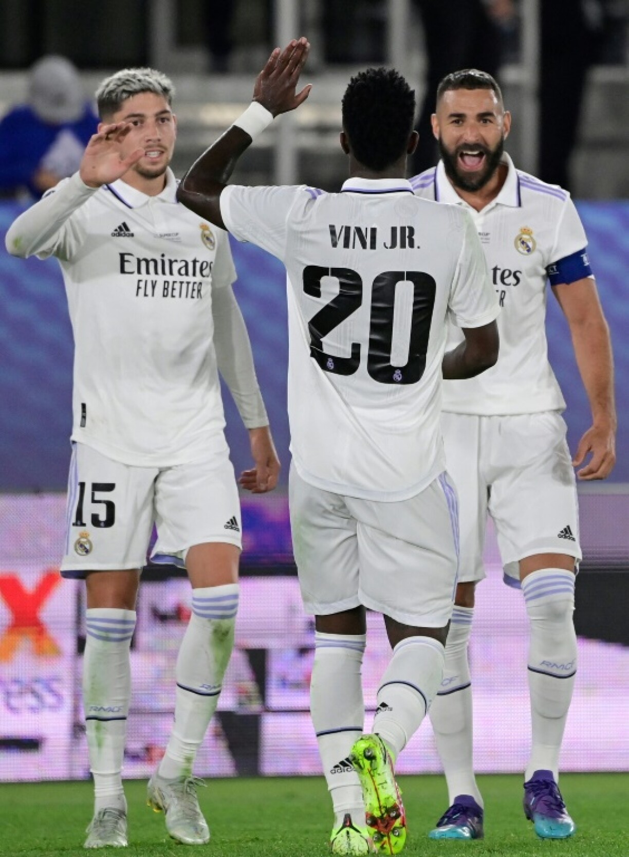 Les Madrilènes Karim Benzema, Vinicius Junior et Federico Valverde se congratulent après le but de l'attaquant français du Real Madrid face à l'Eintracht Francfort en Supercoupe de l'UEFA le 10 août 2022 à Helsinki en Finlande