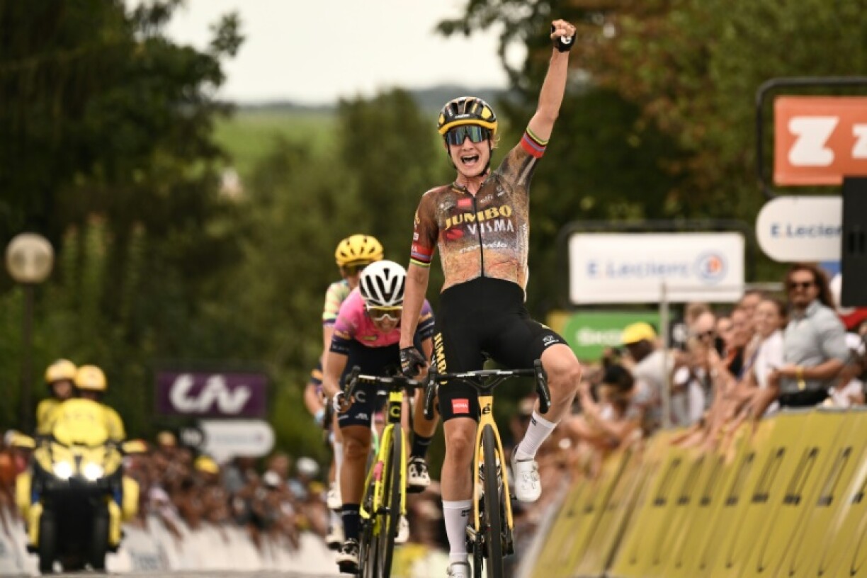 La Néerlandaise Marianne Vos victorieuse de la 2e étape du Tour de France à Provins, le 25 juillet 2022