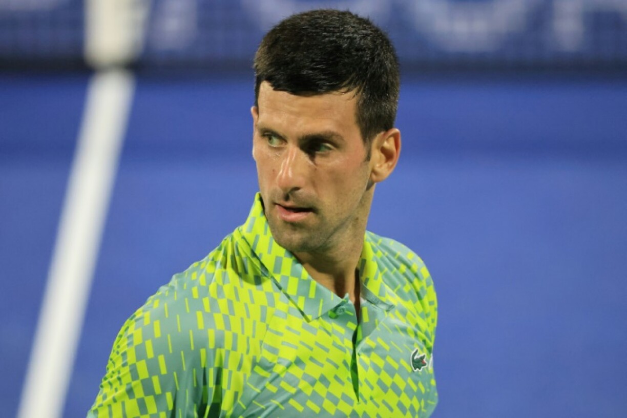 Novak Djokovic lors d'un match l'opposant à Daniil Medvedev à Dubaï le 3 mars 2023