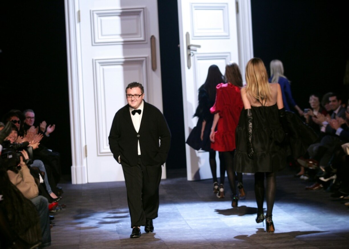Le couturier Alber Elbaz salue le public à l'issue d'un défilé Lanvin, le 5 mars 2006 à Paris