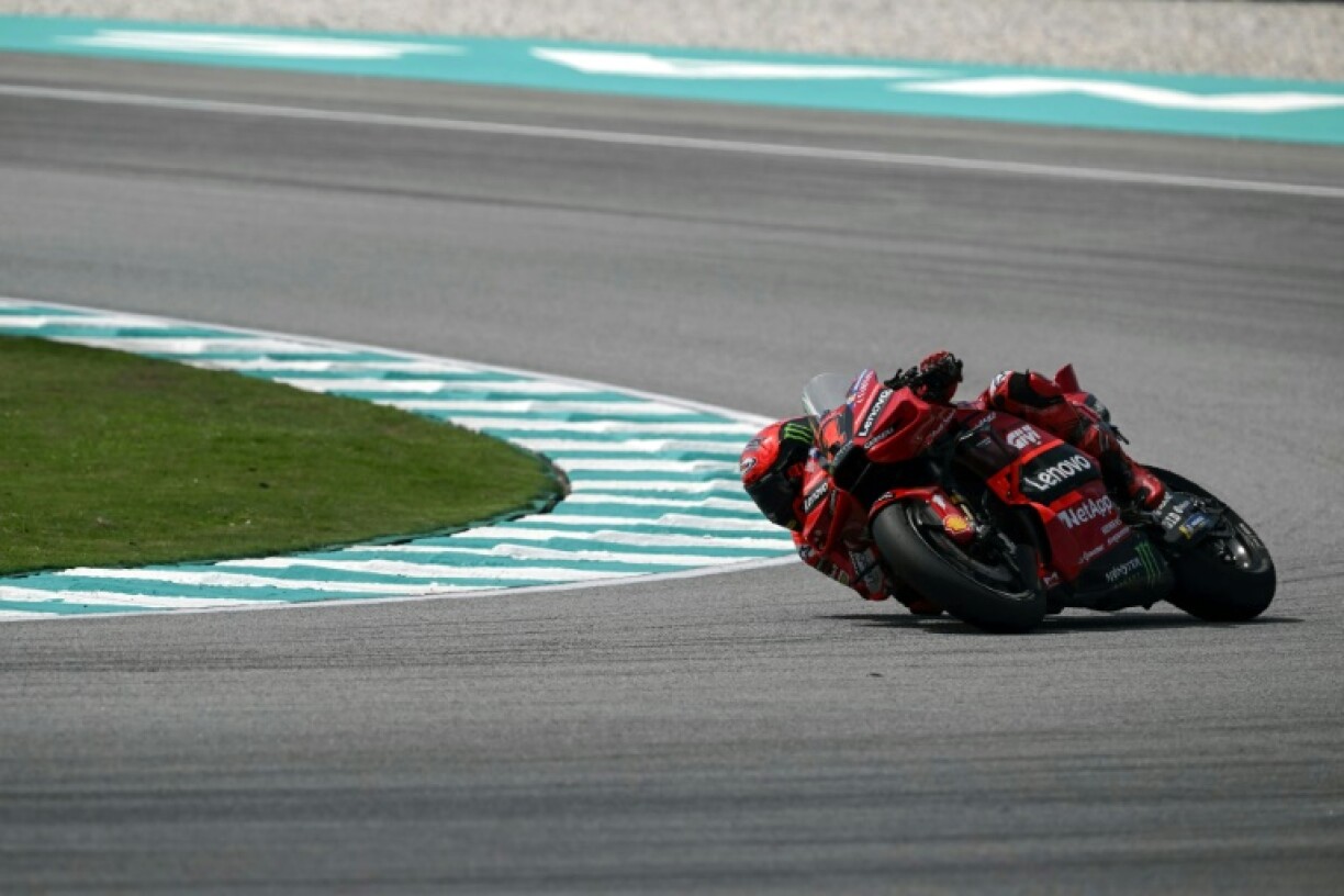 Le pilote italien de l'équipe Ducati Lenovo, Francesco Bagnaia, prend un virage lors de la deuxième séance d'essais libres du Grand Prix MotoGP de Malaisie sur le circuit international de Sepang, le 11 novembre 2023