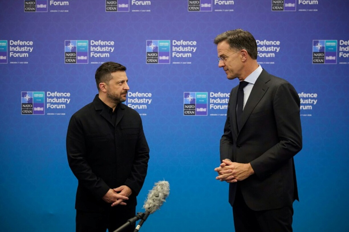 Photo diffusée le 7 juillet 2026 par le service de presse de la présidence ukrainienne montrant le secrétaire général de l'Otan, Mark Rutte (d.), et le président ukrainien Volodymyr Zelensky en marge du 36e sommet de l'Otan, à Ankara, le 7 juillet 2026