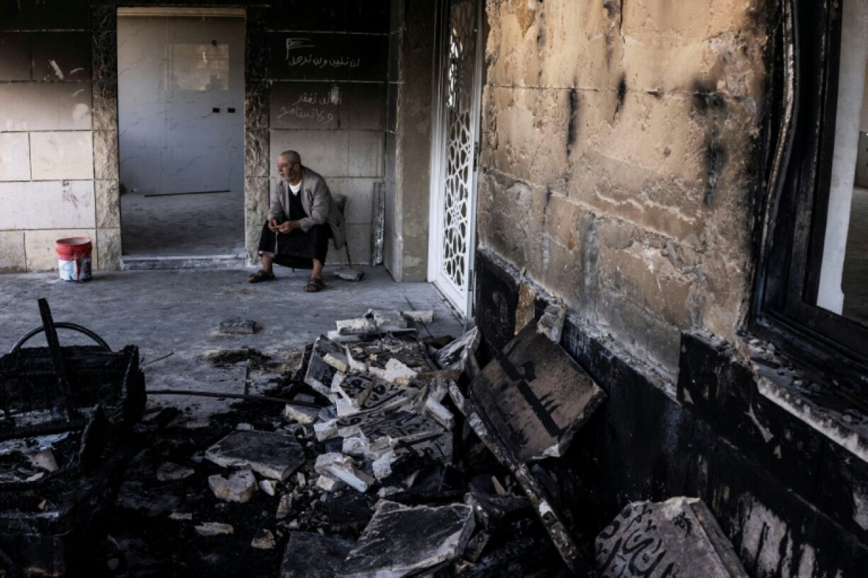 Ahmed Abou Mahmoud, 64 ans, dans une mosquée incendiée, selon les autorités palestiniennes, par des colons dans le village de Qusra, en Cisjordanie occupée, le 26 juillet 2026