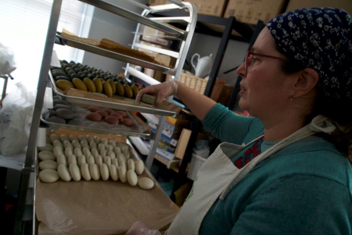 Emoke Gaidosch, co-dirigeante de la boutique zéro déchet FullFillery, le 25 janvier 2023 à Takoma Park, dans le Maryland