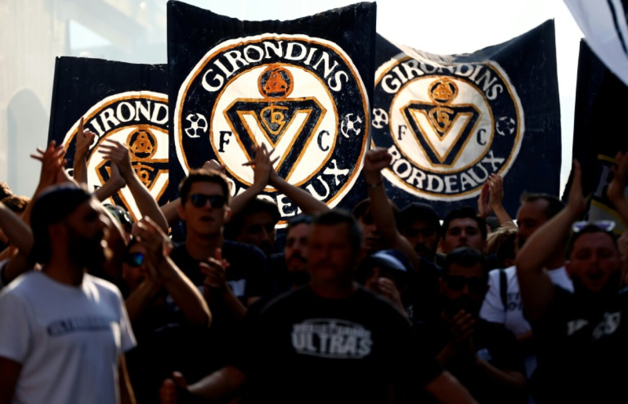 Des supporters des Girondins manifestent à Bordeaux, le 26 juillet 2026, pour le maintien du club en Nationale 2 en amont d'une audience à la DNCG, gendarme financier du football français