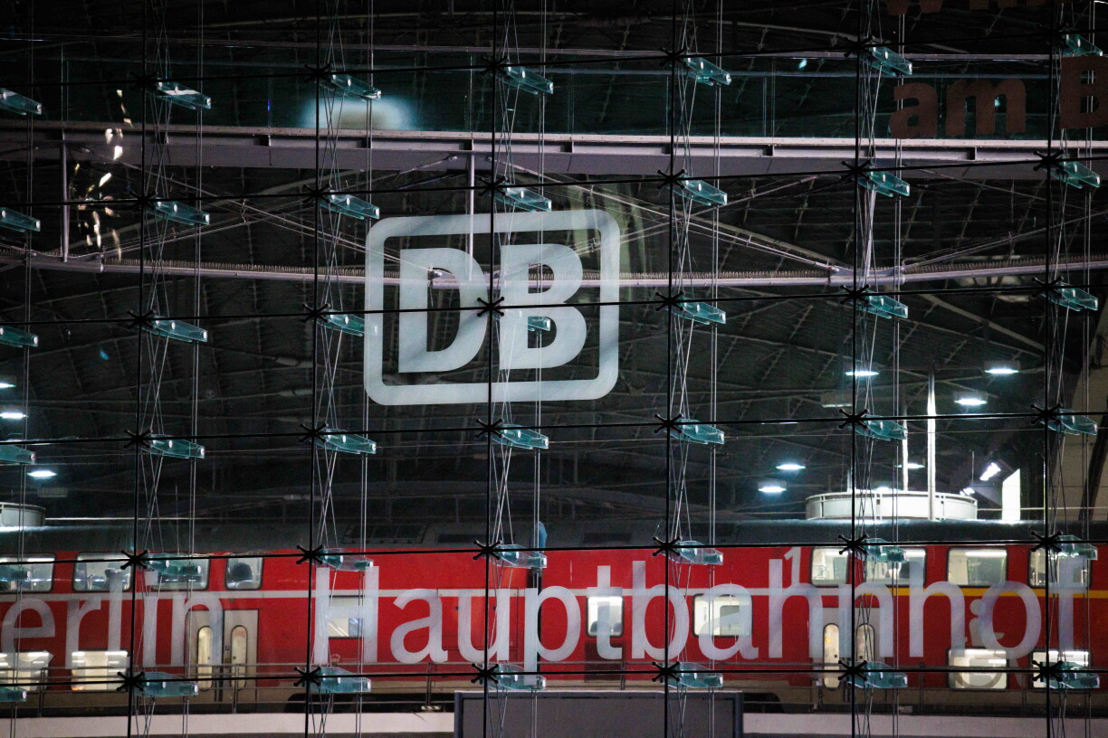 De Logo vun der däitscher Bunn op der Haaptgare zu Berlin