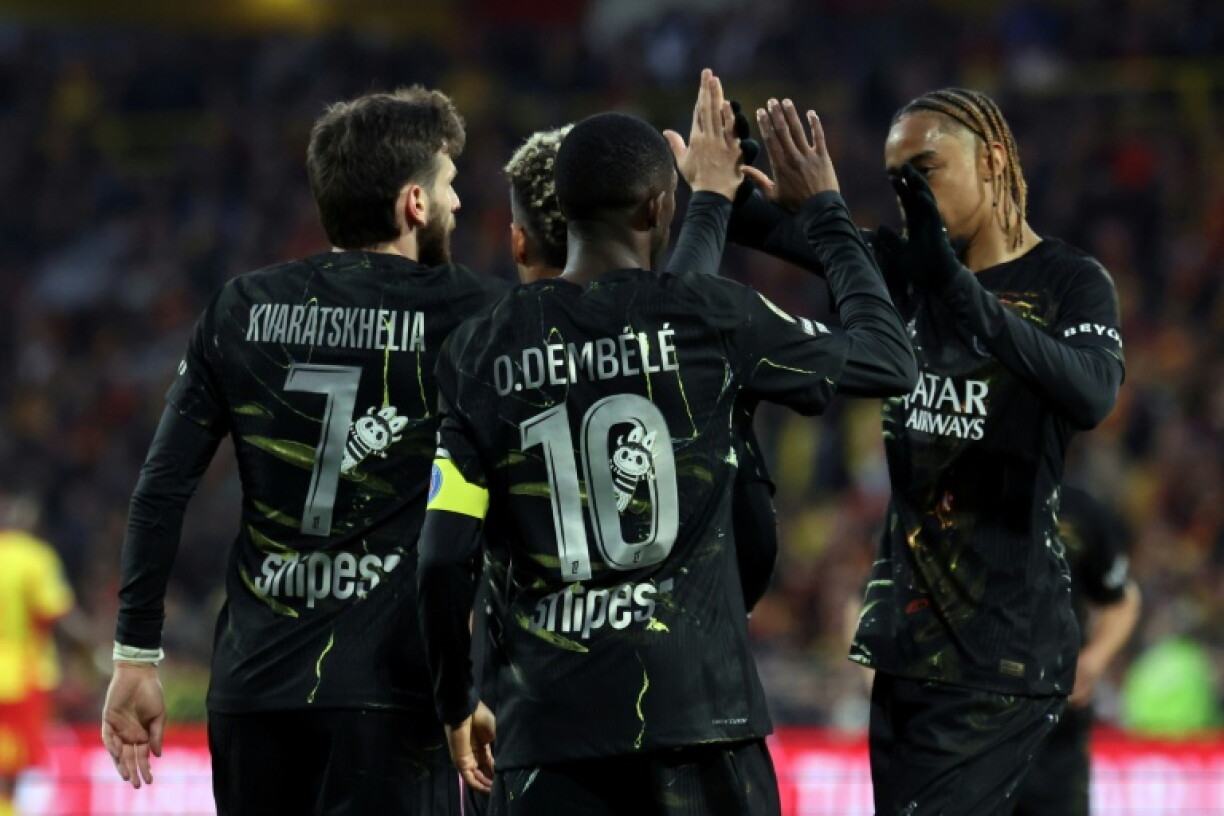 Les joueurs du PSG célèbrent le but de Khvicha Kvaratskhelia lors du match en retard de Ligue 1 sur la pelouse de Lens au stade Bollaert le 13 mai 2026