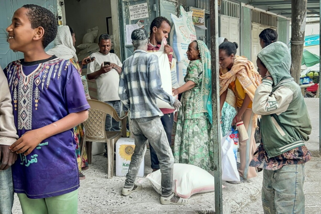 Des habitants de Mekele font le plein de vivres dans une échoppe de la capitale de l'Etat régional du Tigré, le 24 septembre 2026, après la reprise des combats dans le nord de l'Ethiopie