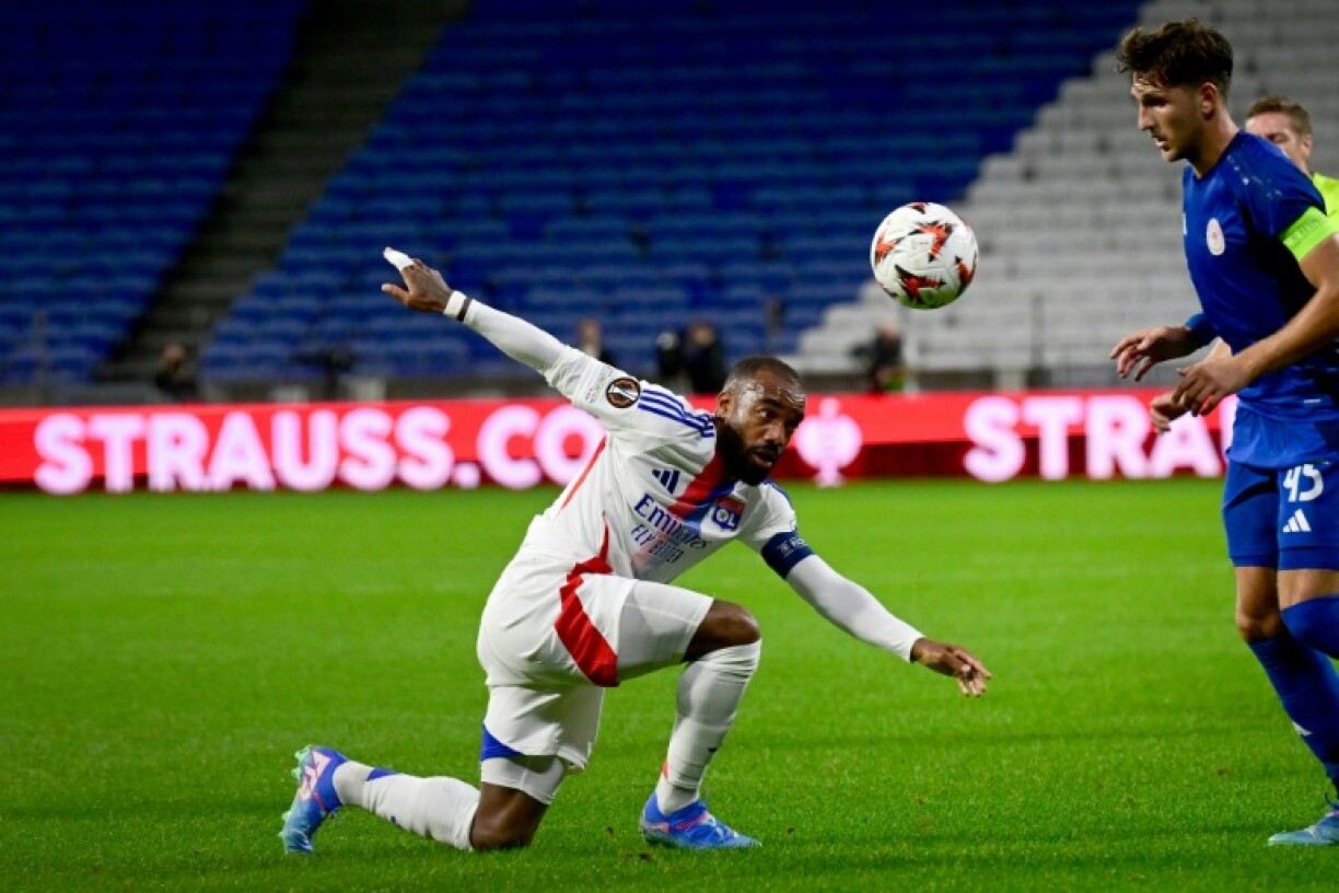 Le Lyonnais Alexandre Lacazette (g) contre l'Olympiakos, le 26 septembre 2024 à Décines-Charpieu