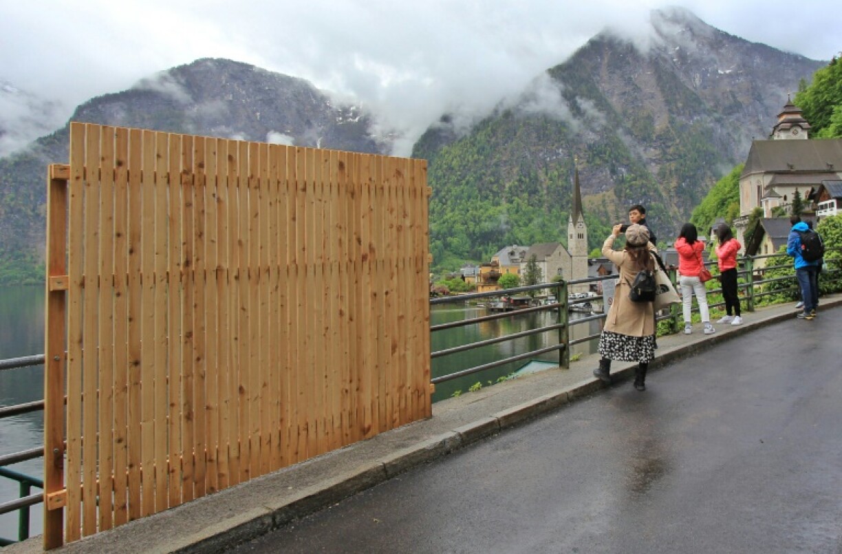 Une barrière installée dans le village autrichien de Hallstatt pour obstruer la vue sur les Alpes afin de protester contre le tourisme de masse, le 15 mai 2023