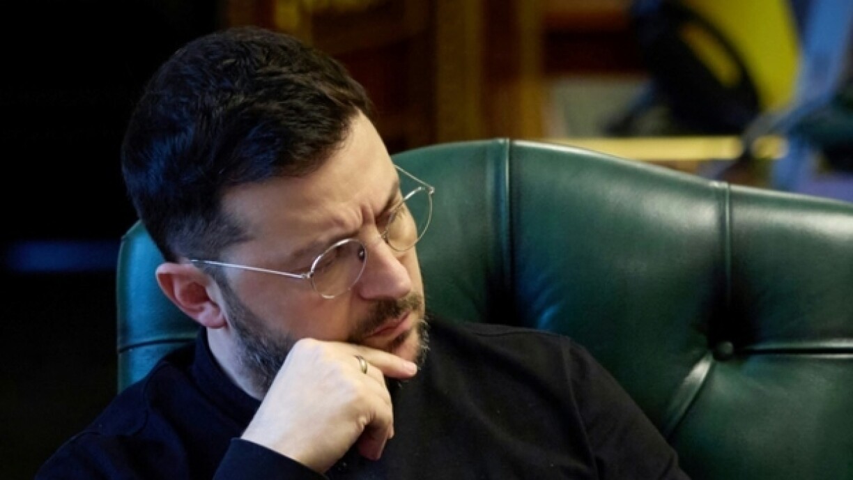 Le président ukrainien Volodymyr Zelensky lors d'un échange téléphonique, dans son bureau à Kiev, le 21 novembre 2025