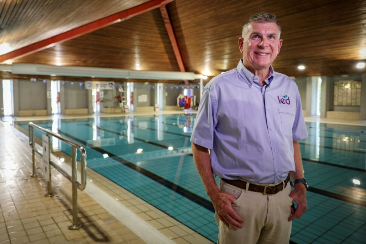 Peter Gilpin, PDG de l'exploitant du centre de loisirs, LED Community Leisure, devant la piscine d'Exmouth, le 13 juin 2023 dans le sud-ouest de l'Angleterre
