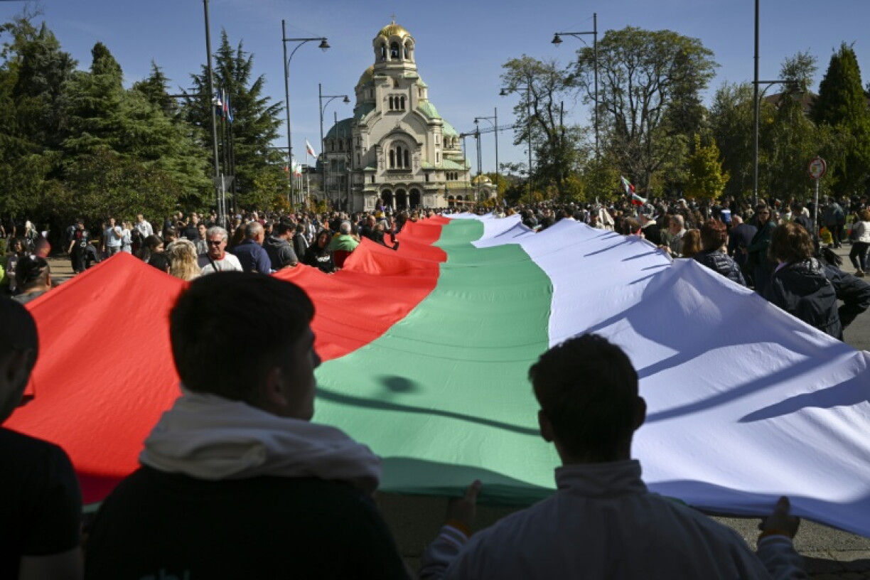 Large crowds of onlookers turned out in central Sofia to see the ceremony marking the return of the remains