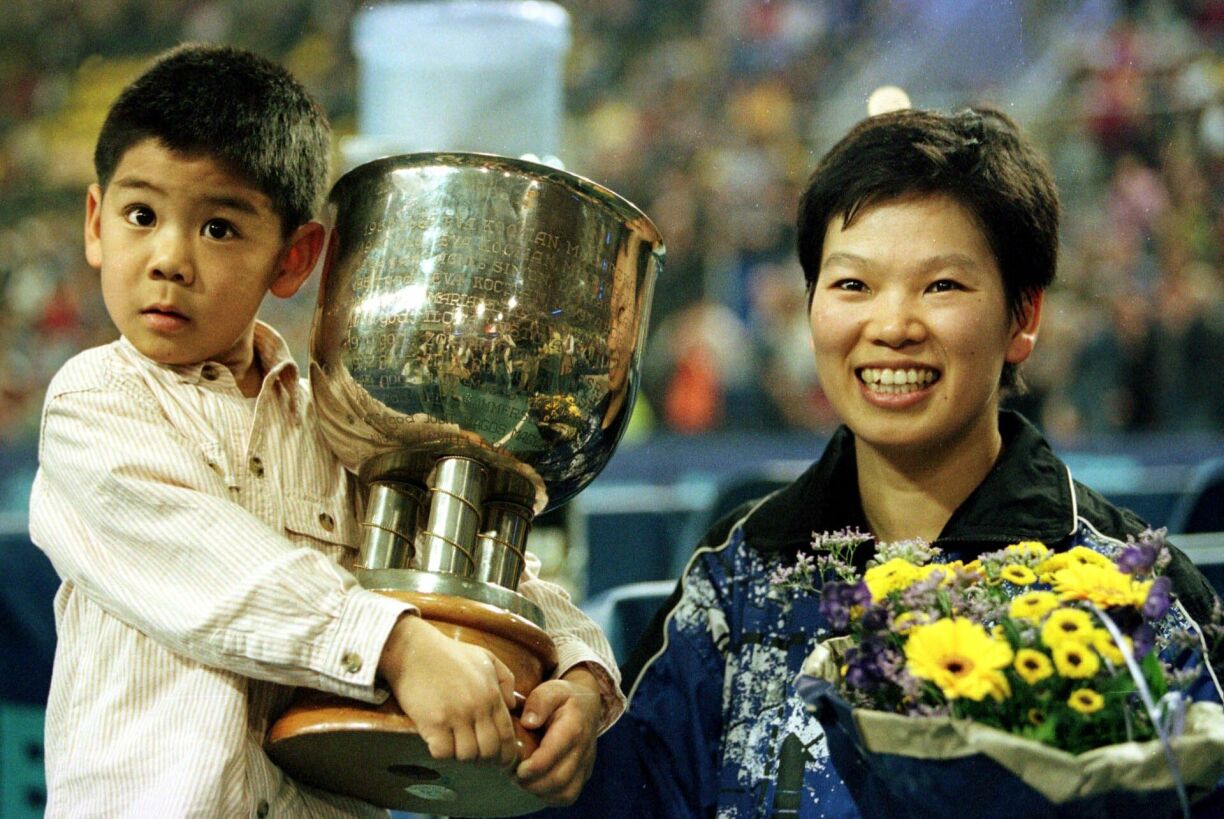 Eng Foto aus dem Joer 1998, wéi d'Ni Xia Lian zu Eindhoven an Holland eng éischte Kéier Europameeschterin ginn ass. Mat um Bild hire Jong, deen deemools 6 Joer al war.