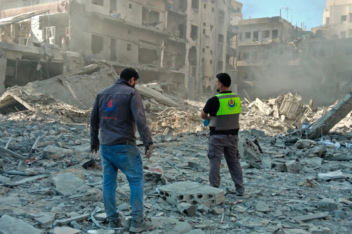 Des agents de la protection civile inspectent le site d'une frappe israélienne dans la ville de Tyr, au sud du Liban, le 31 mai 2026.