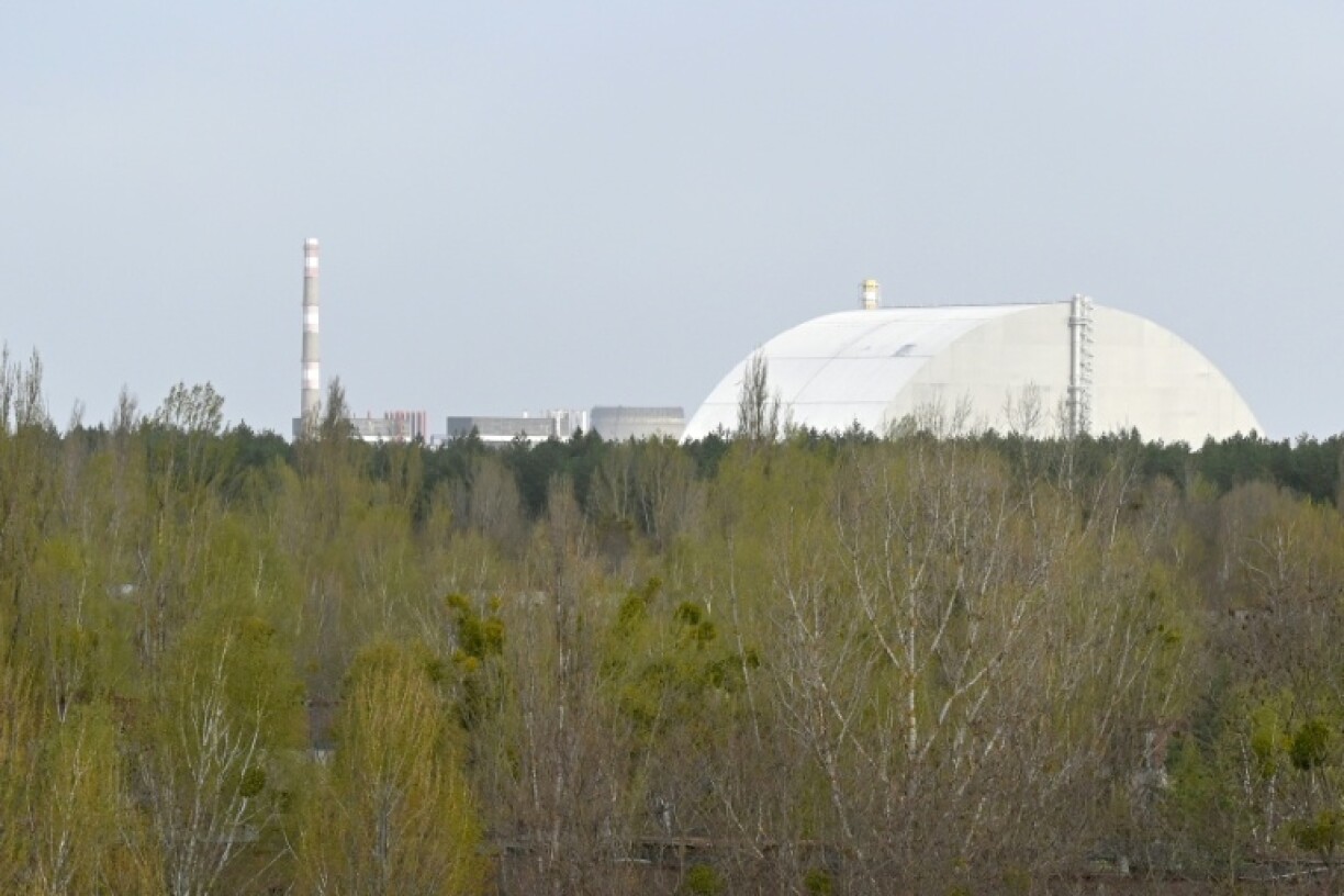 La nouvelle enceinte de confinement de la centrale de Tchernobyl, recouvrant le 4e réacteur détruit, photographiée depuis la ville fantôme de Pripyat le 23 avril 2026.