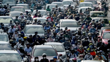 Des deux-roues au milieu du trafic à Hanoï au Vietnam le 17 juillet 2025