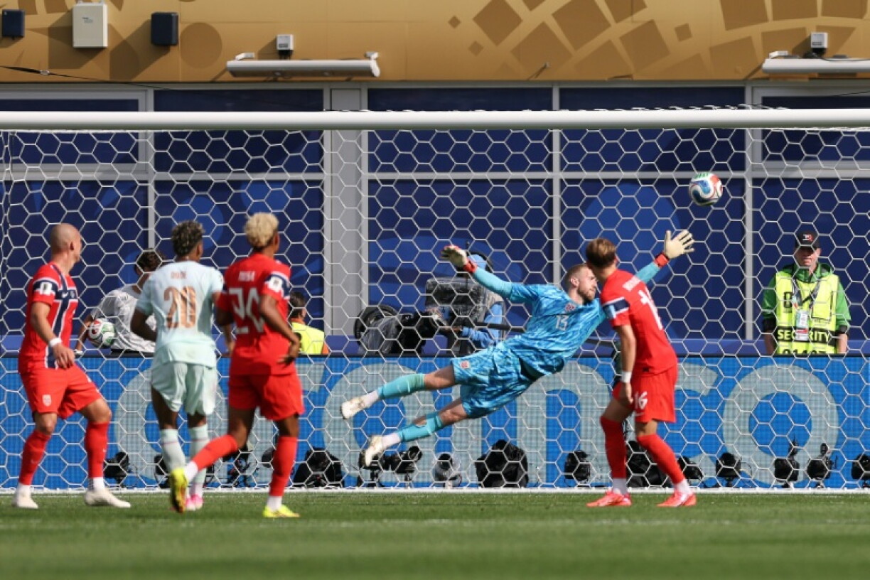 Désiré Doué (2e à g) regarde le ballon qu'il vient de frapper de la tête entrer dans le but de la Norvège pour le 4e but de la France lors du dernier match de la phase de groupes du Mondial, le 26 juin 2026 à Boston