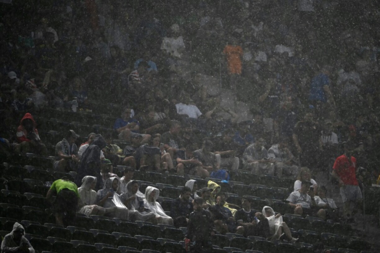 Des supporters attendent sous la pluie durant l'interruption du match entre la France et l'Irak, lors de la Coupe du monde 2026, le 22 juin 2026 à Philadelphie