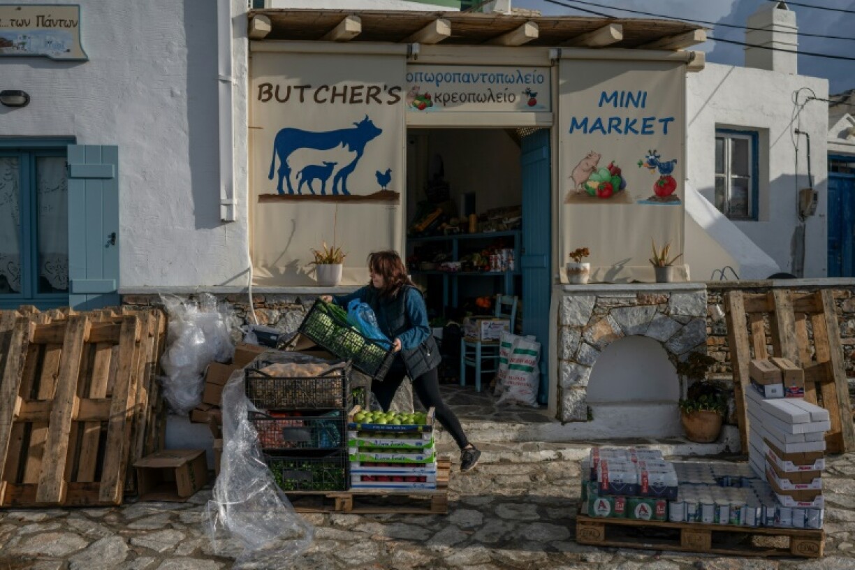 Poppi Prasinou devant sa supérette, sur l'île grecque d'Amorgos, le 15 février 2025