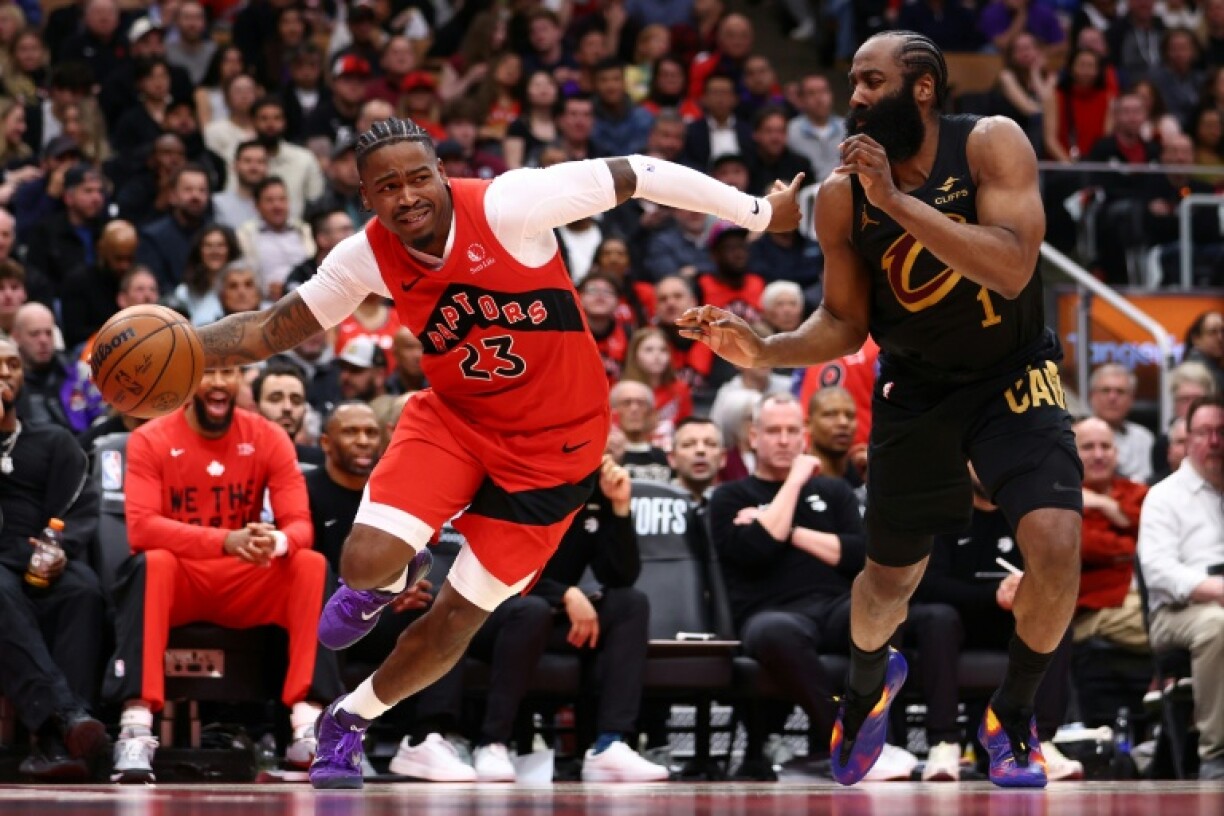 Jamal Shead (g) face à James Harden lors du match 6 du premier tour des play-offs de NBA entre les Toronto Raptors et les Cleveland Cavaliers, le 1er mai 2026 à Toronto