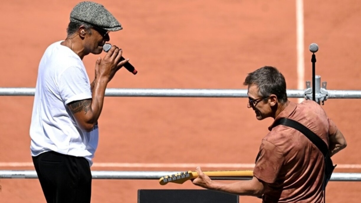 Yannick Noah accompagné par Mats Wilander à la guitare, lors d'un concert pour les 40 ans de la victoire du Français à Roland-Garros
