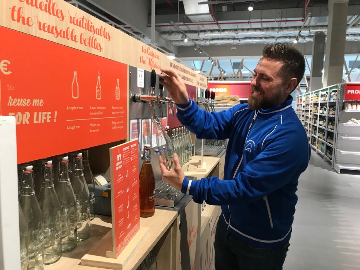 Des produits liquides sont vendus en vrac dans des bouteilles consignées.