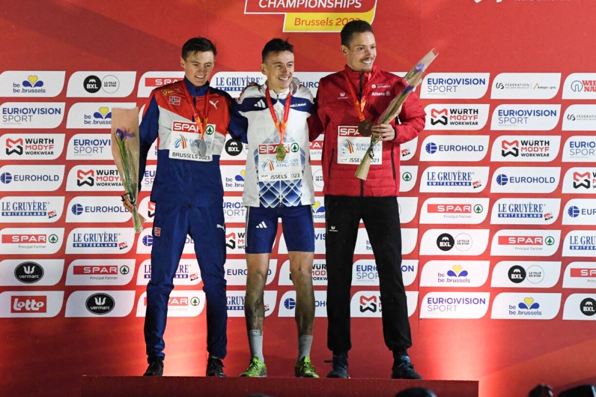Magnus Tuv Myhre (2e), Yann Schrub (1er) et le Belge Robin Hendrix (3e) sur le podium après la course élite hommes aux Championnats d'Europe de Cross Country à Bruxelles, dimanche 10 décembre 2023.