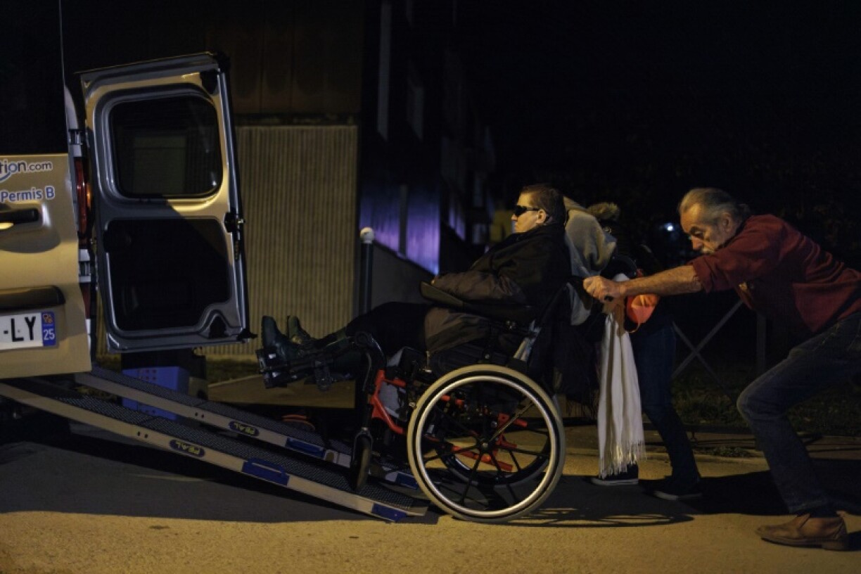 De pensionéierten Anästhesiste Denis Rousseaux huet dem Lydie bei der Sich no Stierfhëllef am Ausland gehollef.