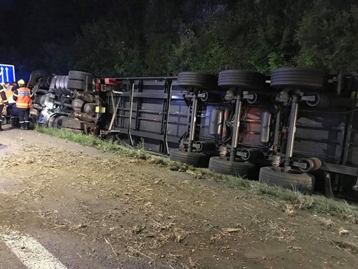 Le poids lourd a fini dans le fossé.