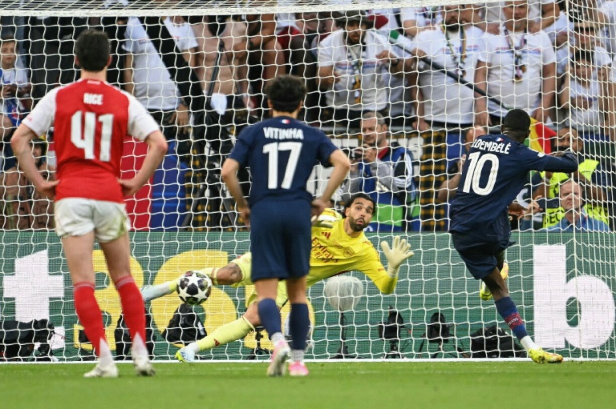Démbélé tire et marque le pénalty qui permet à Paris de revenir à égalité avec Arsenal en finale de la Ligue des champions samedi à Budapest.