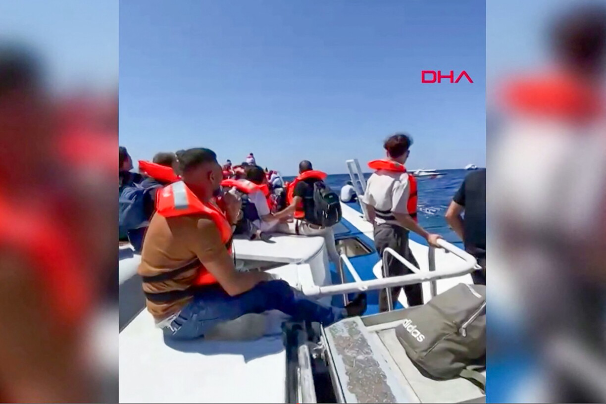 Cette capture d'écran, extraite d'une vidéo diffusée par l'UGC et fournie par la DHA le 30 août 2026, montre des passagers attendant d'être secourus en mer après le naufrage du ferry à bord duquel ils voyageaient.
