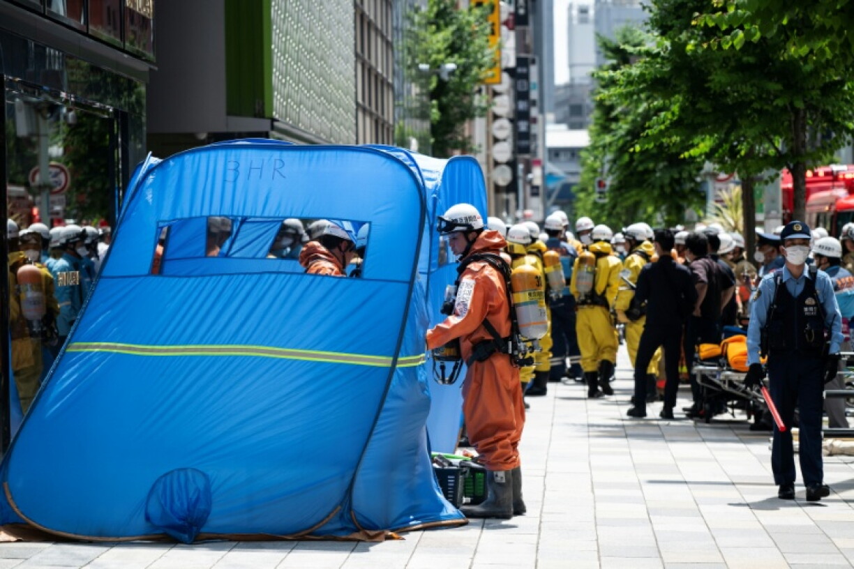 Devant un centre commercial de Tokyo où un homme a pulvérisé une substance, le 25 mai 2026