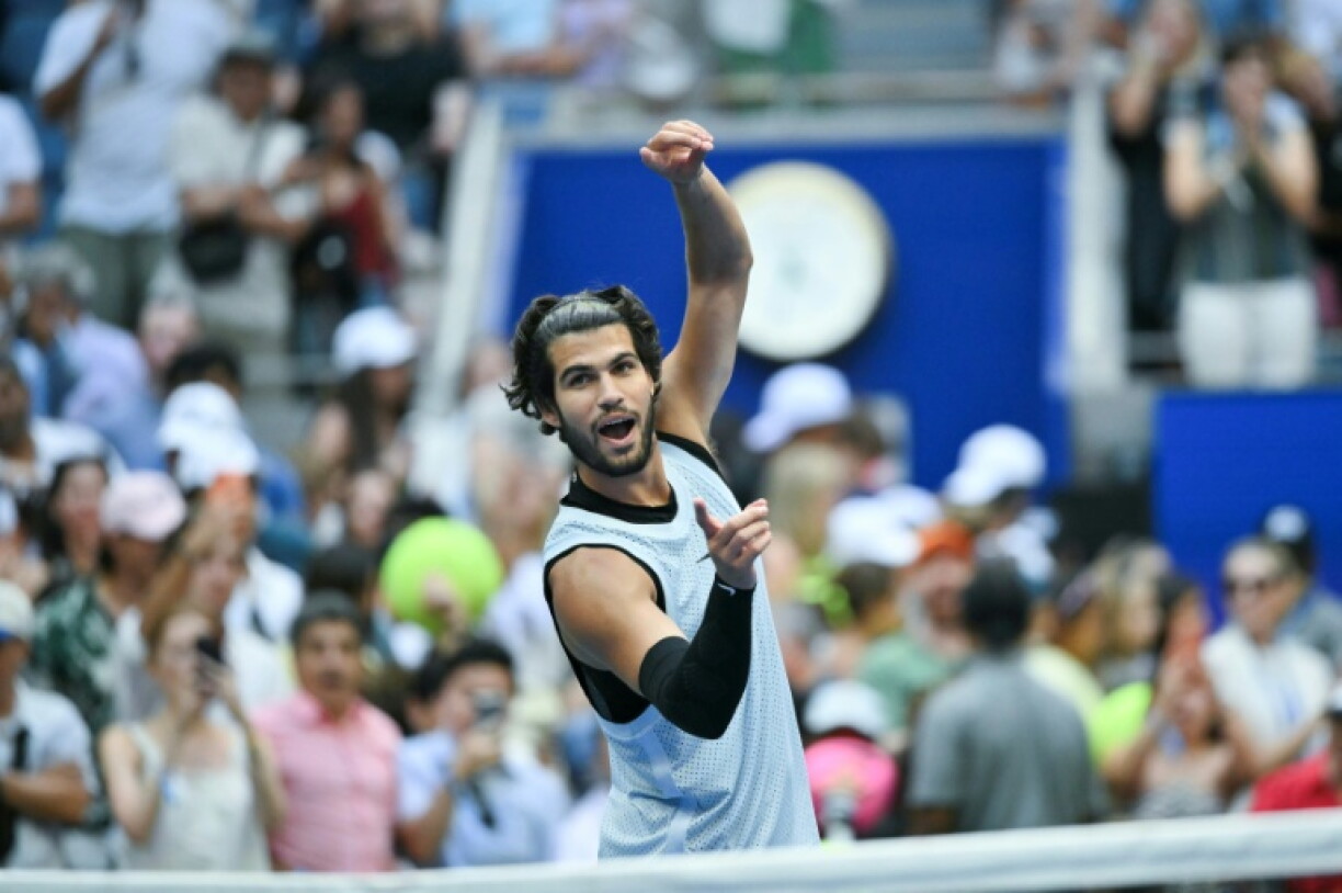 L'Espagnol Carlos Alcaraz, tenant du titre, célèbre sa victoire en huitièmes de finale de l'US Open contre l'Américain Tommy Paul le 6 septembre 2026 à Flushing Meadows