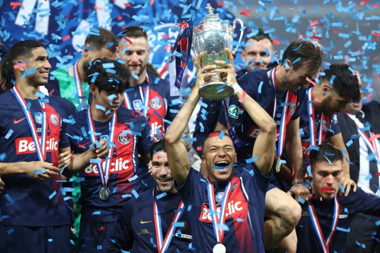 Kylian Mbappé (c) et ses coéquipiers du PSG avec la Coupe de France après la victoire en finale contre Lyon, le 25 mai 2024 à Villeneuve-d'Ascq