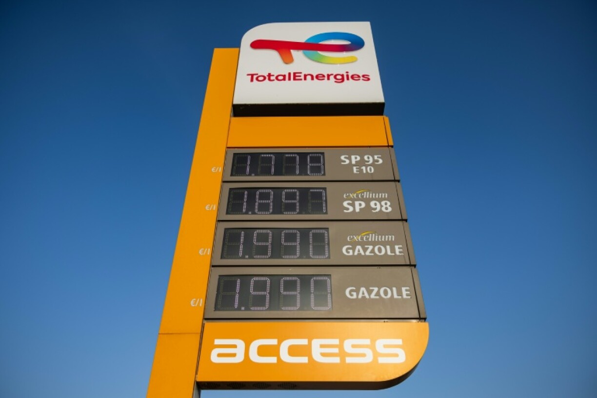Un panneau affiche les prix de l'E10, du SP98, du diesel Suprême et du diesel dans une station-service TotalEnergies à Saint-Léonard, dans le Pas-de-Calais, le 9 mars 2026