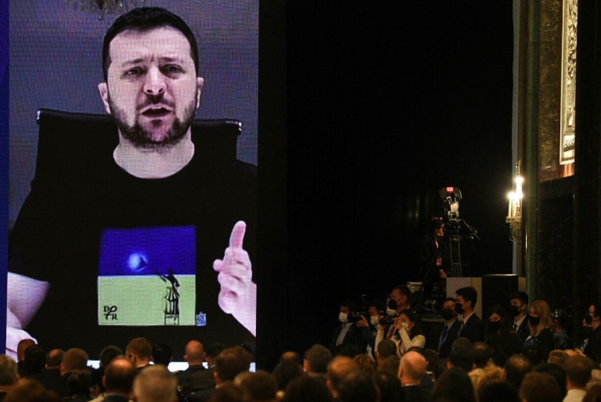Le président ukrainien Volodymyr Zelensky s'adresse en visioconférence devant les participants au Shangri-La Dialogue sur la sécurité en Asie-Pacifique réunis le 11 juin 2022 à Singapour