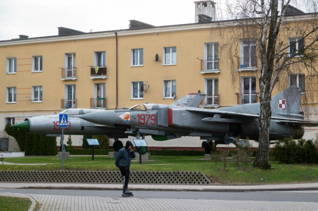 Monument à la gloire des pilotes tués au combat près de l'entrée de la base militaire de Redzikowo, en Pologne, le 24 février 2022