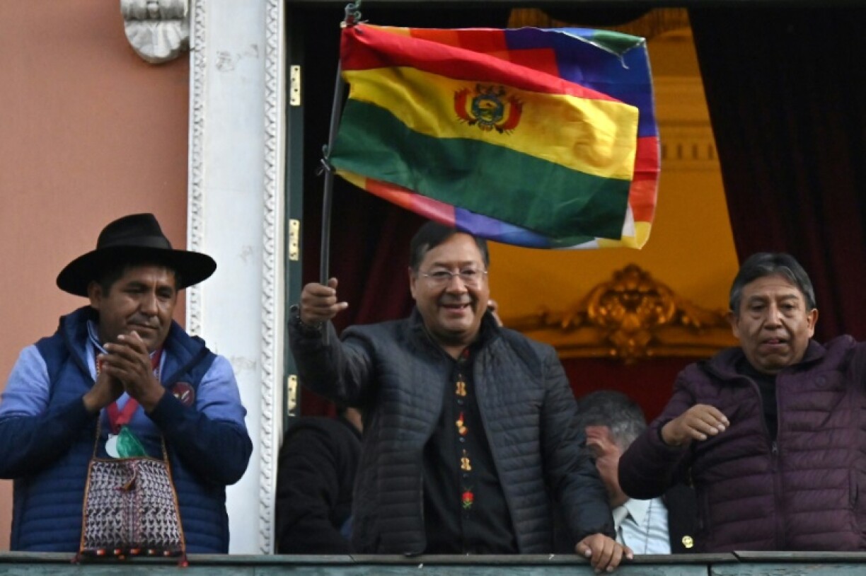 Le président bolivien Luis Arce salue ses partisans depuis le balcon de son palais à La Paz, le 26 juin 2024