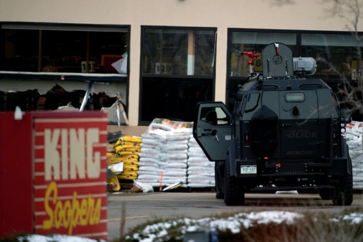 Un véhicule blindé devant l'entrée du supermarché King Soopers de Boulder, le 22 mars 2021.
